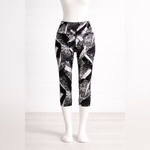 Lululemon - Sz. 8 - Wunder Under Crop III Full-On Luon – Static Mist White Black